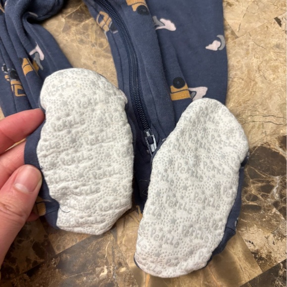 4-30$ Pekkle snow truck print Pajamas 12months - Picture 2 of 5